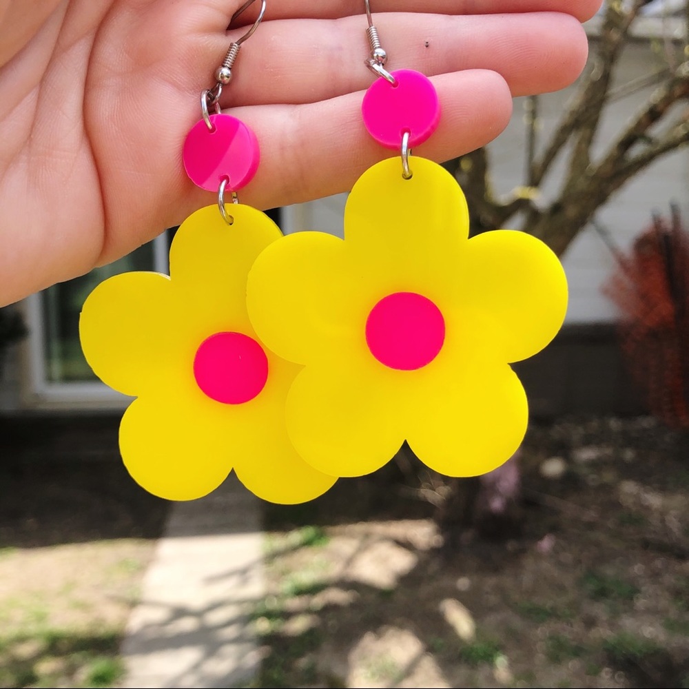 Flower Power Daisy Dangle Earrings
